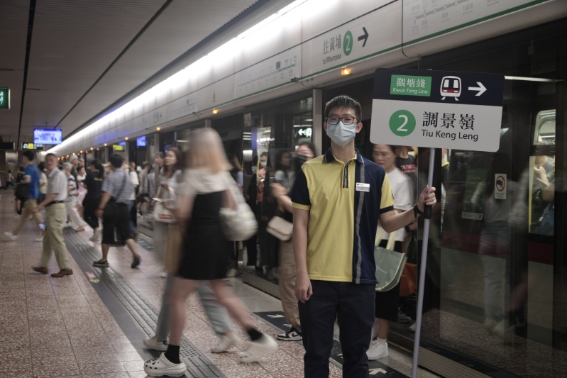 当日会有港铁职员指导乘客转车。（陈浩元摄）