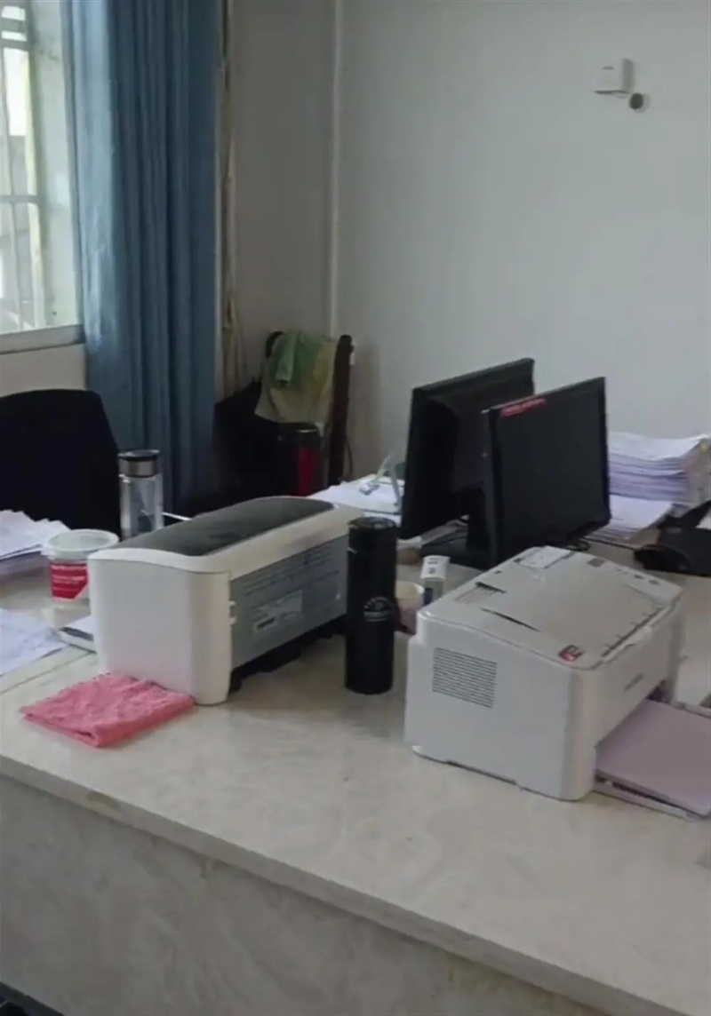 网友拍摄的镇政府办公室内空着的座位 网友拍摄的镇政府办公室内空着的座位