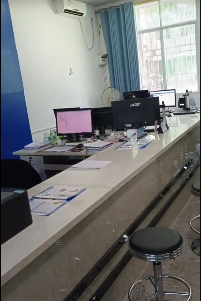 办公室内只有一名工作人员在座位上 办公室内只有一名工作人员在座位上