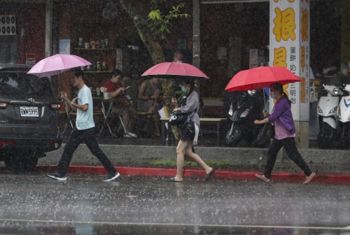 人们在雨中行走