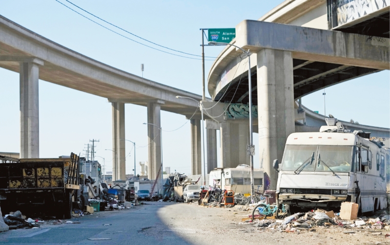 高速公路等州府物业或所管辖地方的无家者帐篷。