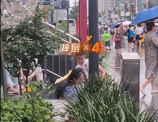 成都地铁春熙路站D出口的楼梯,不断将途人“挞到摊摊腰”。 成都地铁春熙路站D出口的楼梯,不断将途人“挞到摊摊腰”。