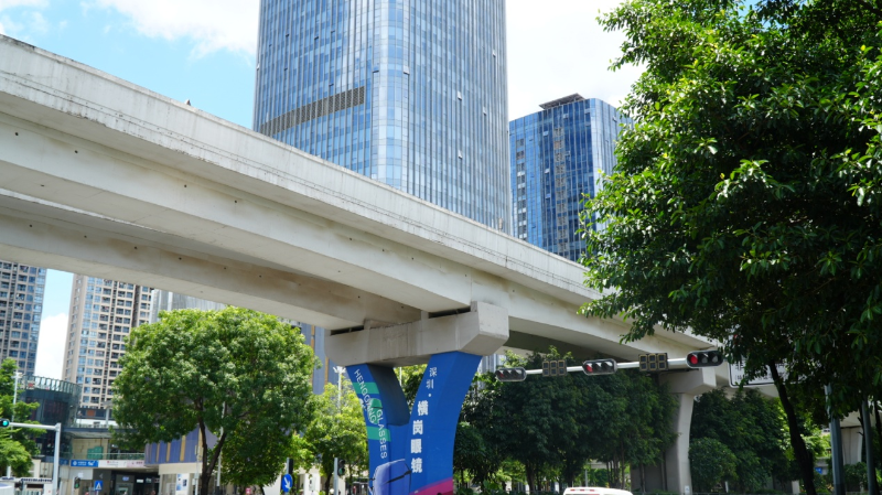 地铁高架桥上“深圳横岗眼镜”宣传海报 地铁高架桥上“深圳横岗眼镜”宣传海报