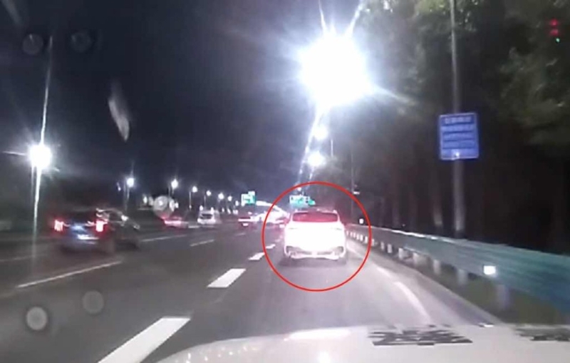 男子把车子停在路边待援。上海市公安局闵行分局 男子把车子停在路边待援。上海市公安局闵行分局