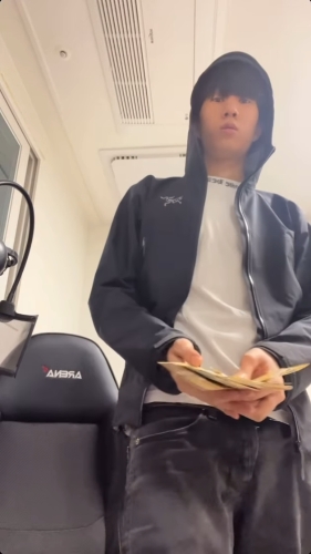 22岁韩国饶舌歌手ch1tkey爱玩IG。 22岁韩国饶舌歌手ch1tkey爱玩IG。