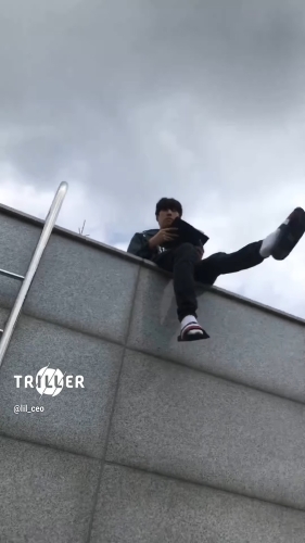 ch1tkey走上天台拍片。 ch1tkey走上天台拍片。