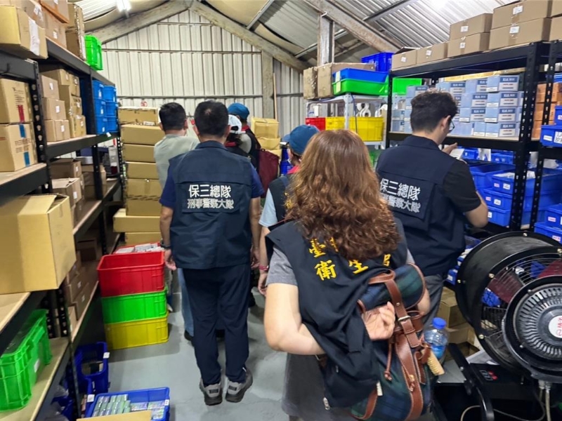 台中市卫生局与警政署保三总队联手破获去年(2023)《烟害防制法》修正施行后,规模最大的电子烟工厂。 台中市卫生局与警政署保三总队联手破获去年(2023)《烟害防制法》修正施行后,规模最大的电子烟工厂。