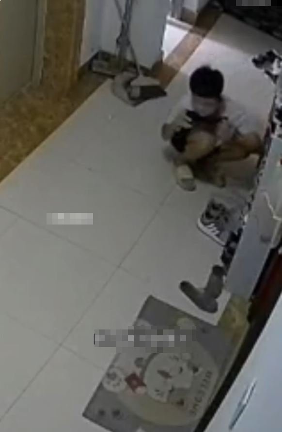 变态男舔鞋如吃西瓜 变态男舔鞋如吃西瓜