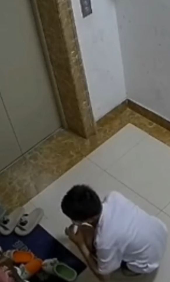 监控拍下男子舔鞋的恶行。 监控拍下男子舔鞋的恶行。