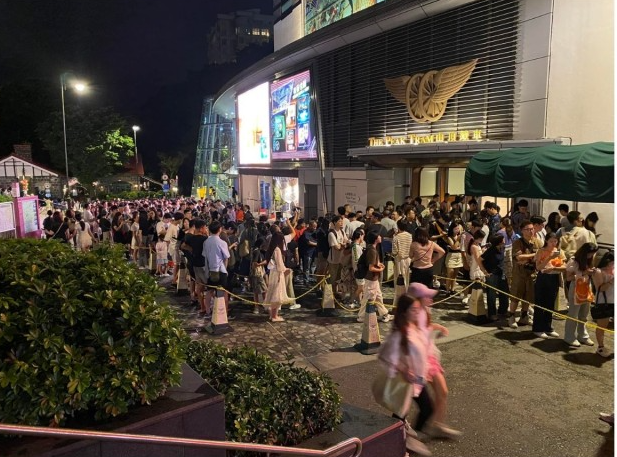 从图片可见,山顶缆车站入夜后仍人潮汹涌,有大批旅客正在排队等候搭缆车下山,更出现“打蛇饼”现象 从图片可见,山顶缆车站入夜后仍人潮汹涌,有大批旅客正在排队等候搭缆车下山,更出现“打蛇饼”现象