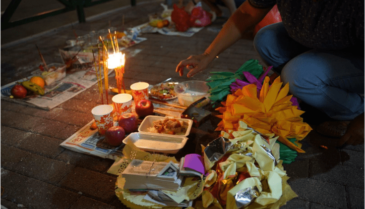 烧街衣:人们会于路边烧纸衣及纸钱,藉以向流连街上的游魂野鬼施食 烧街衣:人们会于路边烧纸衣及纸钱,藉以向流连街上的游魂野鬼施食