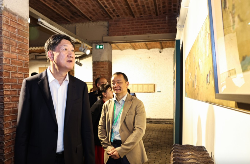 高志丹在巴黎奥运开幕式上观看展品。新华社 高志丹在巴黎奥运开幕式上观看展品。新华社