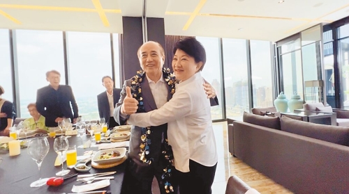 卢秀燕(右) 卢秀燕(右)