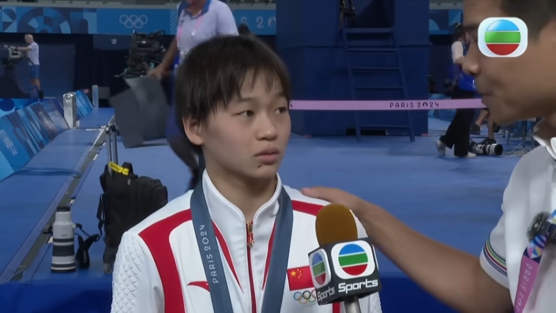 全红婵答不上问题时,何冲轻拍全红婵的膊头,以示鼓励。 全红婵答不上问题时,何冲轻拍全红婵的膊头,以示鼓励。