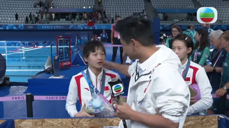 何冲摸摸全红婵个头,并说:“给我抱一下”。 何冲摸摸全红婵个头,并说:“给我抱一下”。