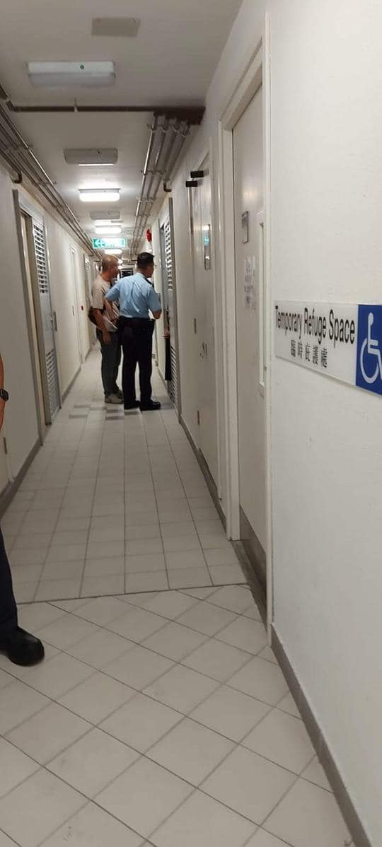 有网民表示,有警员到何太的住所进行调查。 有网民表示,有警员到何太的住所进行调查。