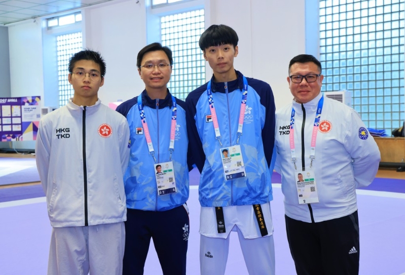 跆拳道团队包括教练黄家荣(左二)及奥运选手卢蔚丰(右二) 跆拳道团队包括教练黄家荣(左二)及奥运选手卢蔚丰(右二)