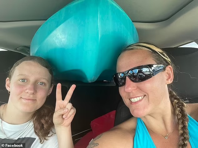 埃格勒与母亲昔日合照。 网图 埃格勒与母亲昔日合照。 网图