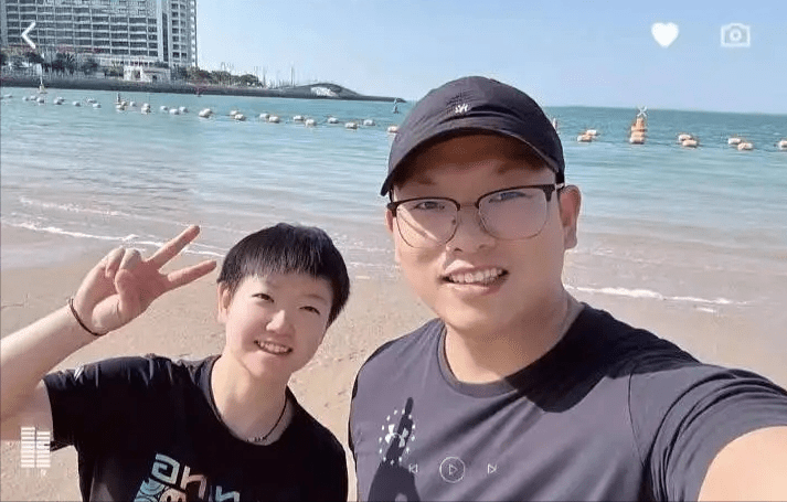 孙颖莎因为晒出与体能教练翔哥在海边的合照,传出绯闻。 孙颖莎因为晒出与体能教练翔哥在海边的合照,传出绯闻。