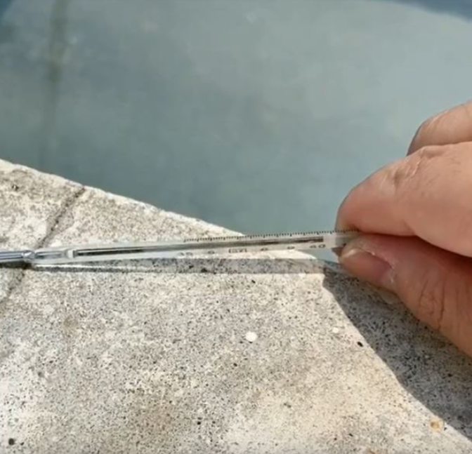 有浙江市民在室外量度出逾40°C高温。 有浙江市民在室外量度出逾40°C高温。