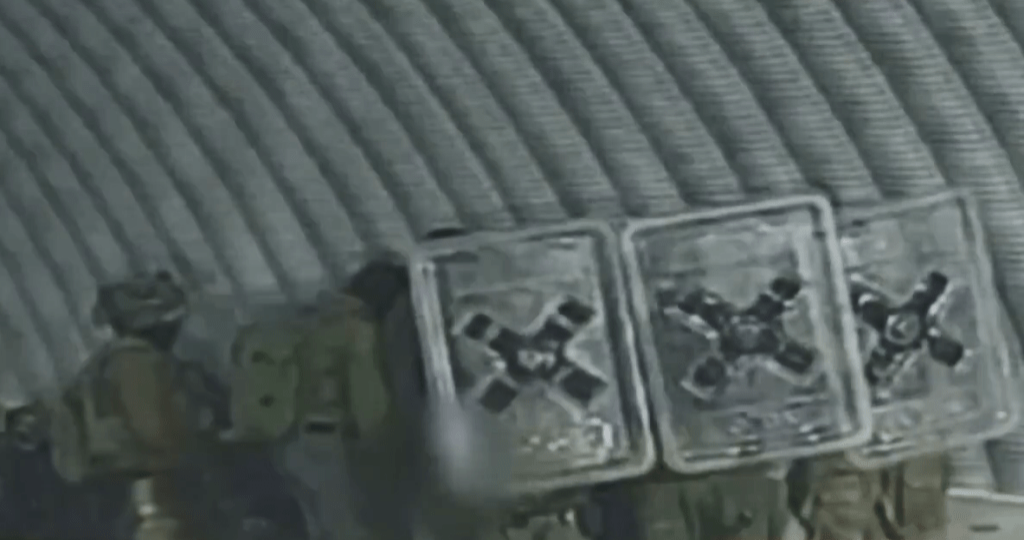 以色列士兵把囚犯带到盾牌后方施虐。 以色列士兵把囚犯带到盾牌后方施虐。