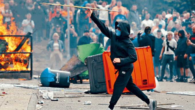 英国极右骚乱,3香港寻庇者求助 英国极右骚乱,3香港寻庇者求助