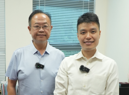 星岛环球网CEO黄晓东(左)走进香港岭南大学,与岭大环球教育处执行副总监倪颂熹畅谈博雅教育理 星岛环球网CEO黄晓东(左)走进香港岭南大学,与岭大环球教育处执行副总监倪颂熹畅谈博雅教育理