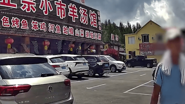 车主驶入停车场后,有人拦车,表明不让路过。 车主驶入停车场后,有人拦车,表明不让路过。