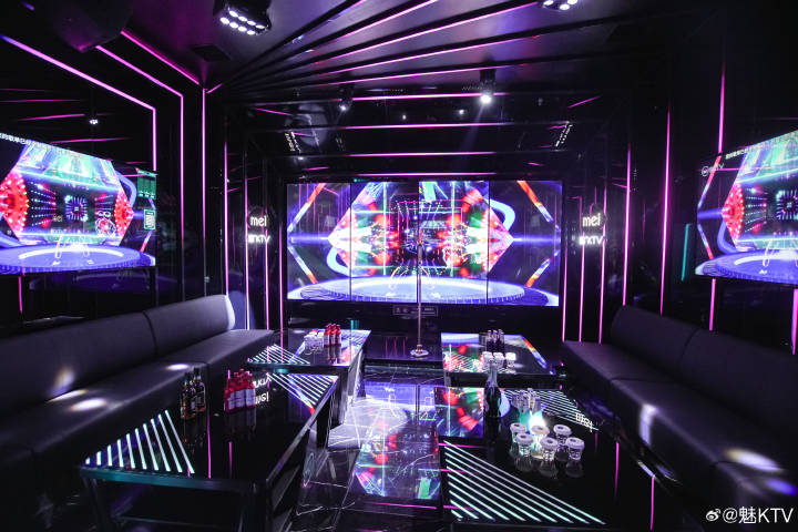 内地KTV连锁品牌魅KTV来头十足,于2017年开店,至今于内地已有逾500分店。 内地KTV连锁品牌魅KTV来头十足,于2017年开店,至今于内地已有逾500分店。