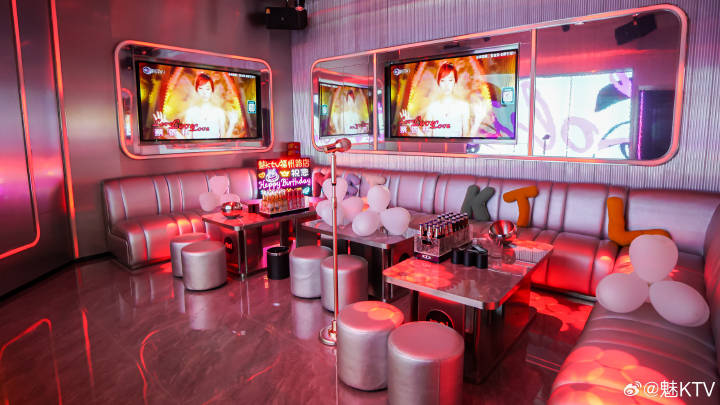 “魅KTV”主打华丽装潢,最具特色的便是K房包厢四面墙都有大屏幕 “魅KTV”主打华丽装潢,最具特色的便是K房包厢四面墙都有大屏幕