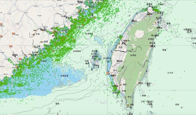 台湾海峡航行船舶实时分布情况，绿点代表正在台湾海峡航行的船只。图：玉渊谭天