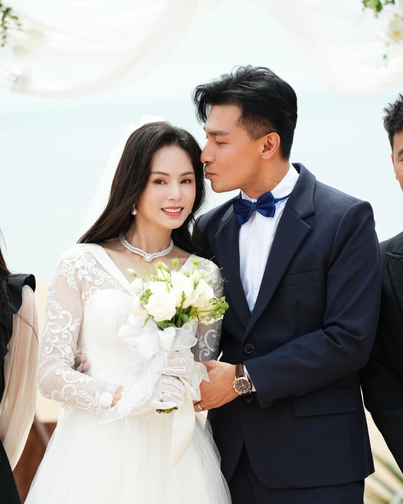 新郎更向李若彤献吻! 新郎更向李若彤献吻!