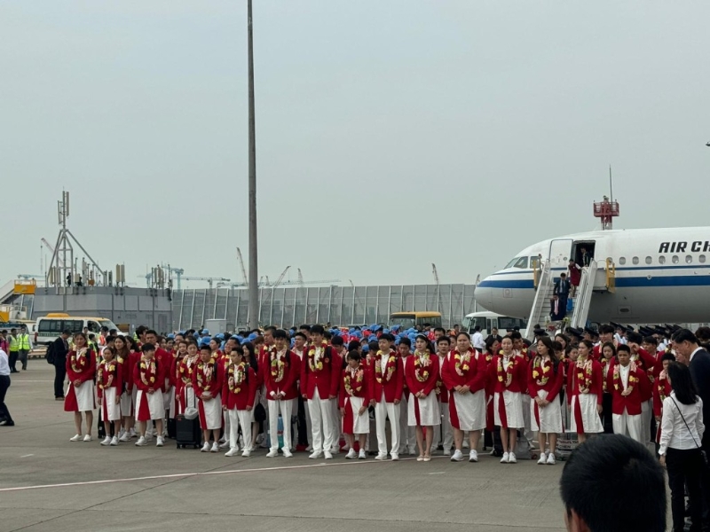 代表团中午抵港。