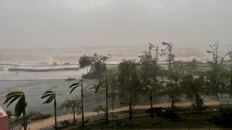 台风摩羯登陆越南，海防市海边横风横雨。