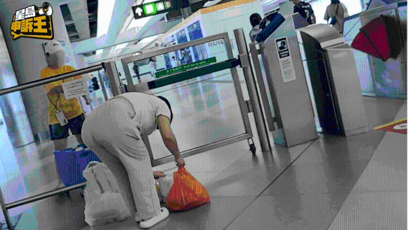 代购向一名在闸外等候的印佣交收山姆超市货物及疑似肉类。 代购向一名在闸外等候的印佣交收山姆超市货物及疑似肉类。