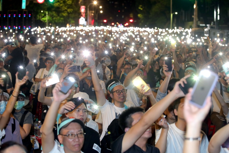 民众党主席柯文哲因京华城容积率弊案遭到羁押,民众党中央发起声援行动,展开全台宣讲,8日首站在“立法院”群贤楼前登场,大批支持者挤满济南路,小草们活动结束前举起手机灯海一同唱歌。 民众党主席柯文哲因京华城容积率弊案遭到羁押,民众党中央发起声援行动,展开全台宣讲,8日首站在“立法院”群贤楼前登场,大批支持者挤满济南路,小草们活动结束前举起手机灯海一同唱歌。