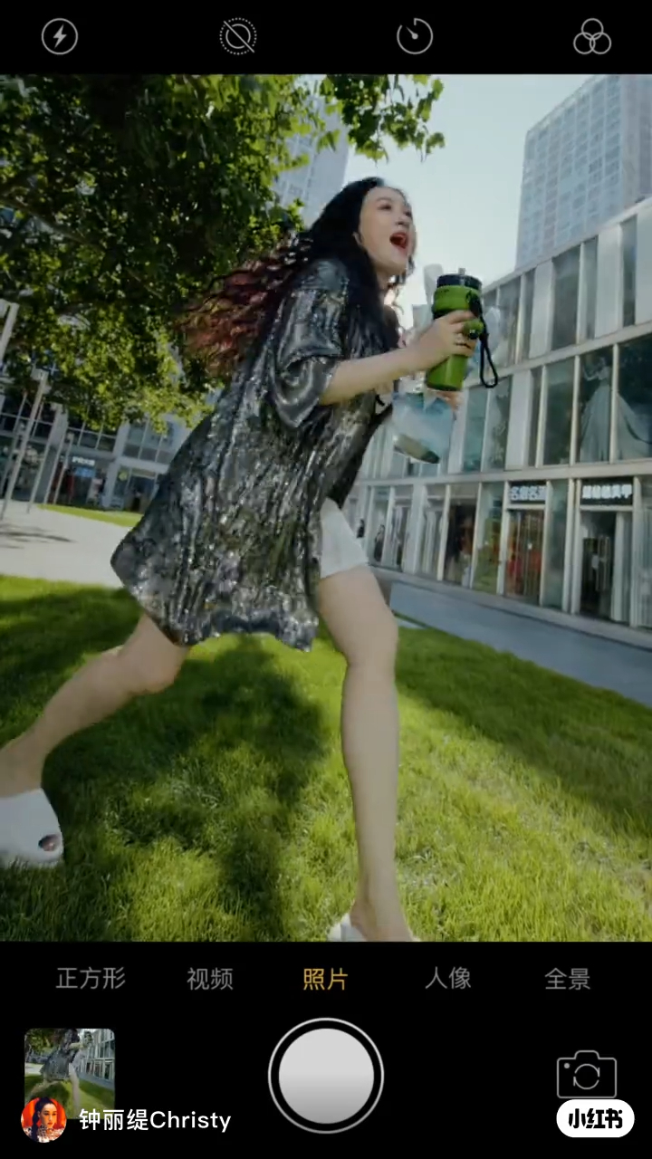 7日,钟丽缇在小红书上分享了一条影相教学的视频。 7日,钟丽缇在小红书上分享了一条影相教学的视频。