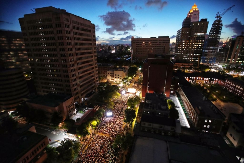 民众党中央发起声援行动,展开全台宣讲,8日首站在“立法院”群贤楼前登场,众多支持者到场参与。 民众党中央发起声援行动,展开全台宣讲,8日首站在“立法院”群贤楼前登场,众多支持者到场参与。