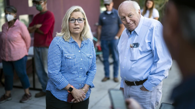 切尼父女(丽兹切尼与迪克切尼),两位都是资深的共和党政治人物,在这次选举明确表态支持民主党的哈里斯。(图 美联社) 切尼父女(丽兹切尼与迪克切尼),两位都是资深的共和党政治人物,在这次选举明确表态支持民主党的哈里斯。(图 美联社)