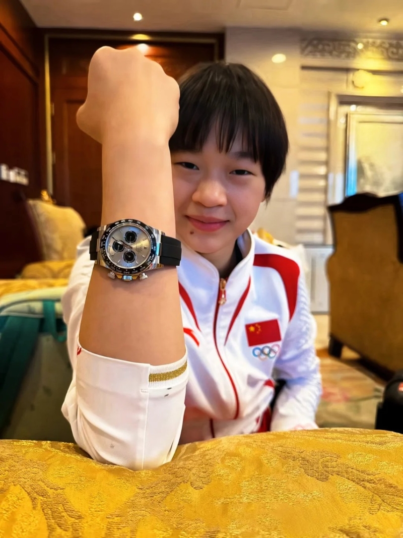 网上近日流传一张全红婵穿上整齐中国队服，举起手臂展示Rolex Daytona水泥灰不锈钢色手表的照片，许多内地网民就大肆抨击全红婵的举动，认为她是典型的土豪。