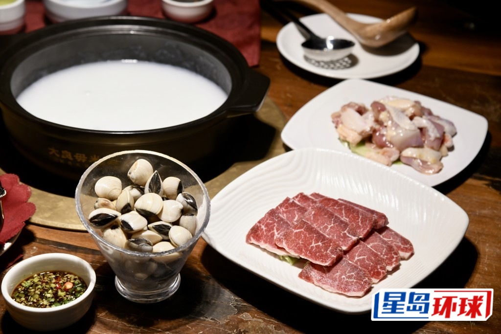 以米粥为汤底，搭配海鲜、肉片涮煮的粥底火锅则是佛山名物之一，来到佛山当然要品尝连CCTV9《寻味顺德》纪录片都曾推荐的太艮堡毋米粥！（图：何健勇摄）