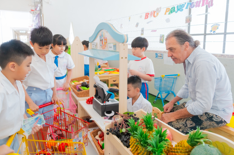 香海正觉莲社佛教黄藻森学校设立模拟超市，学生可应用相关购物的英文词汇。