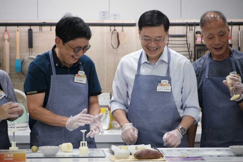 李家超探访康健中心期间，与会员一同制作健康月饼。