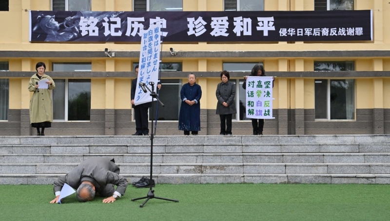 76岁侵华日军后裔黑井秋夫在吉林省公主岭市站前小学脱去鞋袜，赤脚跪地谢罪。