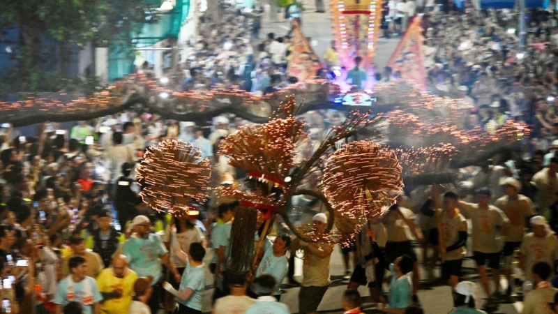 中秋大坑舞火龙等传统活动吸引不少旅客前来港观赏。