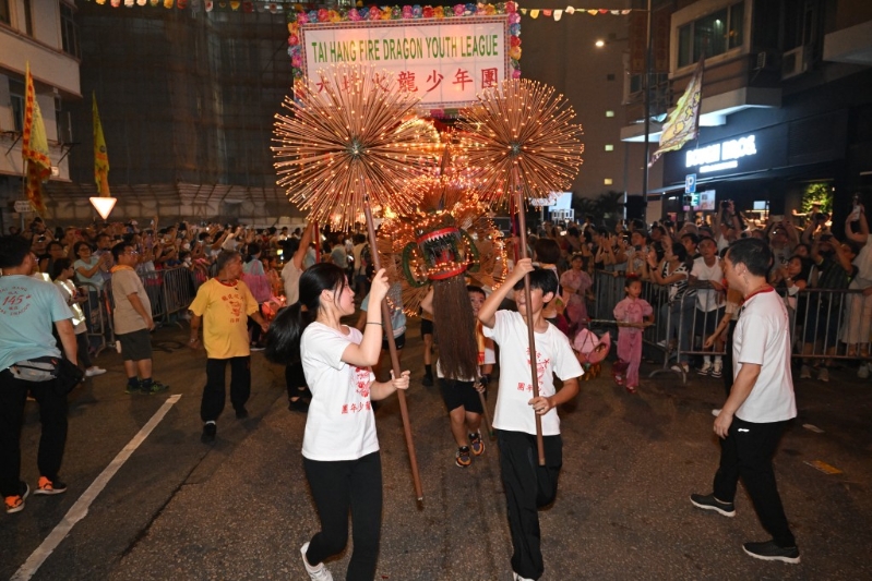 舞火龙由青少年舞动的LED小火龙打头阵。