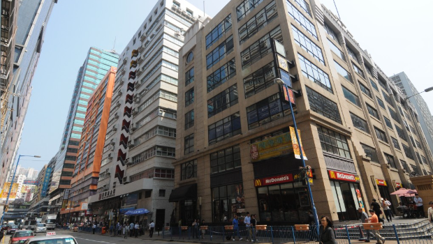 曾由邓成波家族持有,上月沦为银主盘的观塘骆驼漆中心全幢,刚以约4.1亿易手,较10年前购入价贬值逾60%。 曾由邓成波家族持有,上月沦为银主盘的观塘骆驼漆中心全幢,刚以约4.1亿易手,较10年前购入价贬值逾60%。