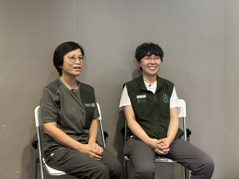 “绿在东区”中心主任Ronnie(左)及环保教育主任孙小姐(右) “绿在东区”中心主任Ronnie(左)及环保教育主任孙小姐(右)