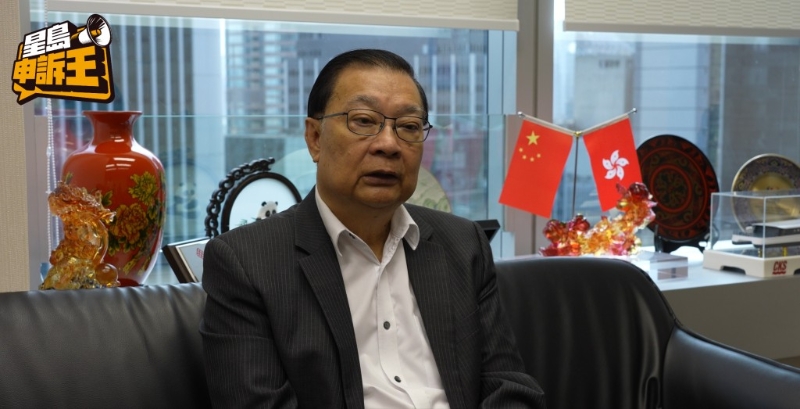 全国港澳研究会副会长谭耀宗忆起回归当晚，看到英国旗落下、五星红旗随之升起，仍然感受至深。