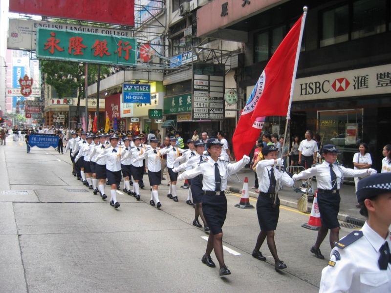 许振隆带领升旗队参与五四青年大巡游。（许振隆提供）